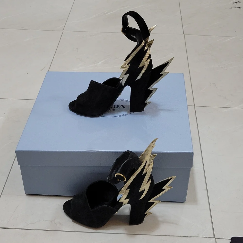 Prada - Picture 1 of 10